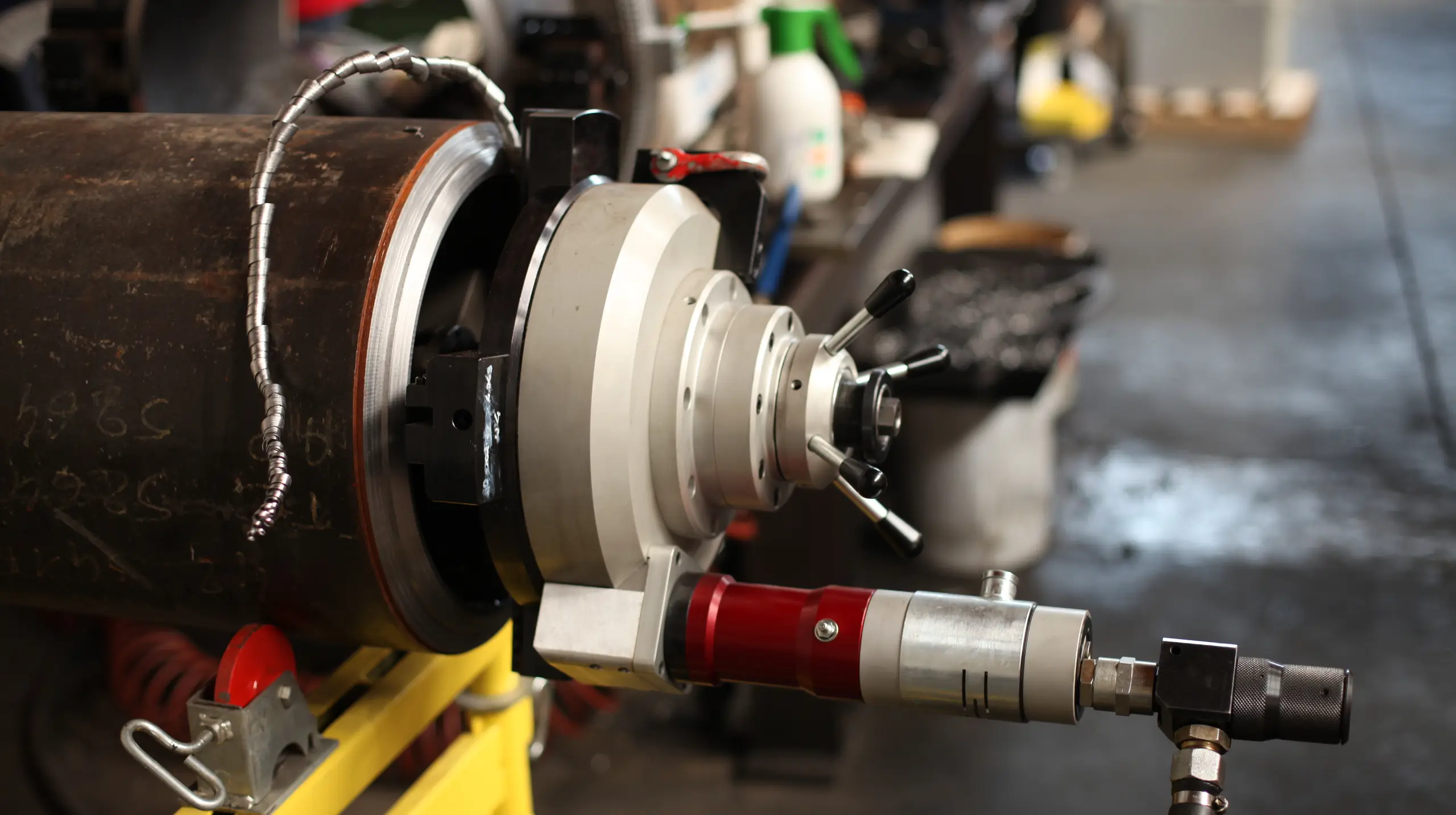 Pipe cutters and pipe bevelling machines: pneumatic, electric or battery-powered?